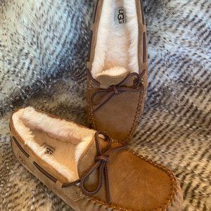 UGG Dakota, size 8 in a beautiful Chestnut color